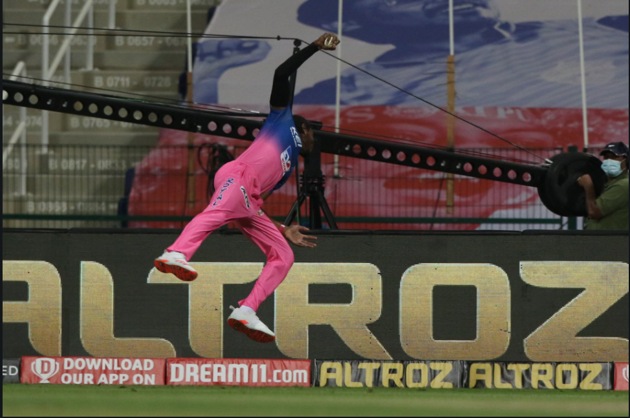 Jofra Archer takes a stunner. (IPL/Twitter)