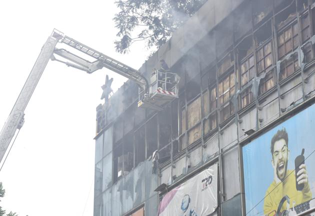 Fire Brigade personnel trying to douse the fire at City Centre Mall, Bombay Central on the second day in Mumbai on Saturday. (Anshuman Poyrekar/HT Photo) Fire Brigade personnel trying to douse the fire at City Centre Mall, Bombay Central on the second day in Mumbai on Saturday. (Anshuman Poyrekar/HT Photo)