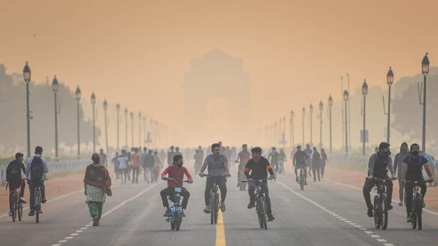 Early morning cyclists and walkers amid heavy smog at Rajpath in New Delhi on October 25. The government is also encouraging citizens to move towards electric vehicles but it will take many more months for the policy to evoke any results, said road transport experts. (Sanchit Khanna / HT Photo) Early morning cyclists and walkers amid heavy smog at Rajpath in New Delhi on October 25. The government is also encouraging citizens to move towards electric vehicles but it will take many more months for the policy to evoke any results, said road transport experts. (Sanchit Khanna / HT Photo)