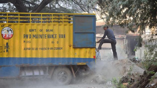 Construction activity adding to dust pollution at Alipur in New Delhi on October 24. Delhi environment minister Gopal Rai had announced stricter monitoring of construction sites across the city. All major sites, operating in an area over 2,000 sqm, were ordered to mandatorily install two anti-smog guns, for regular water sprinkling. (Amal KS / HT Photo) Construction activity adding to dust pollution at Alipur in New Delhi on October 24. Delhi environment minister Gopal Rai had announced stricter monitoring of construction sites across the city. All major sites, operating in an area over 2,000 sqm, were ordered to mandatorily install two anti-smog guns, for regular water sprinkling. (Amal KS / HT Photo)