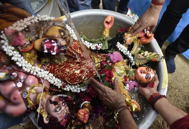 Durga immersion in Aram Bagh Durga Puja in utensils at New Delhi on Monday. (Ajay Aggarwal/HT Photos)