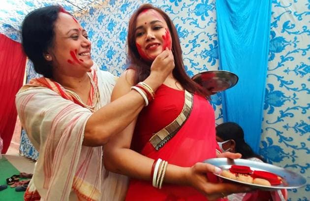 On Vijay Dashmi, married women put red sindoor on the Goddess’ forehead and feet, thereafter also applying it on themselves and other married women around them. (Deepak Gupta/HT Photos)