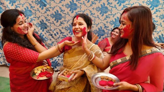 As sindoor represents the sign of a married woman, by performing this ritual, married women wish each a blessed marital life. (Deepak Gupta/HT Photos)