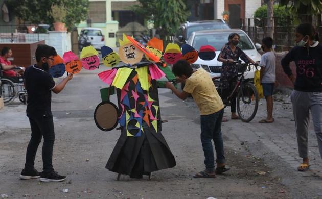Children setting up a Ravana effigy in front of their houses in Sector 15, Panchkula, on Sunday. (Sant Arora/HT) Children setting up a Ravana effigy in front of their houses in Sector 15, Panchkula, on Sunday. (Sant Arora/HT)