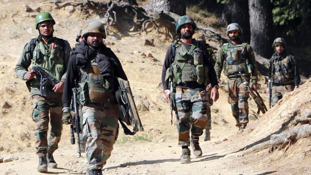 Army personnel rush towards an encounter site in Srinagar.(ANI/ Representative image)