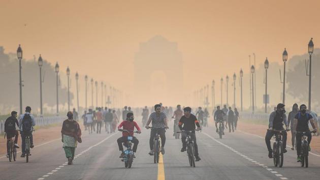 On Sunday, Delhi’s air quality plunged to ‘severe’ in at least three areas and remained in the ‘very poor’ zone for most other parts. On Saturday, the city’s overall AQI reading was 345.(Sanchit Khanna/HT Photo)