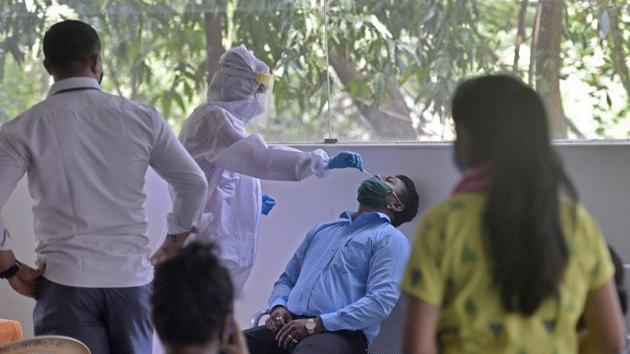 Over a month ago, active cases had peaked at 34,136 on September 18, the highest number of active cases recorded in Mumbai since the beginning of the outbreak of the coronavirus disease in March. (Satyabrata Tripathy/HT Photo) Over a month ago, active cases had peaked at 34,136 on September 18, the highest number of active cases recorded in Mumbai since the beginning of the outbreak of the coronavirus disease in March. (Satyabrata Tripathy/HT Photo)