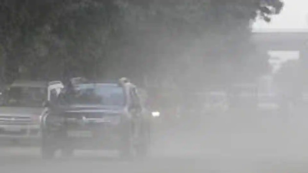 The average air quality Index (AQI) of eight UP cities was recorded above the 350 mark on Monday(HT PHOTO) The average air quality Index (AQI) of eight UP cities was recorded above the 350 mark on Monday(HT PHOTO)
