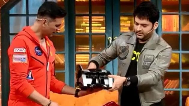 Akshay Kumar with his gift, a money counting machine, on The Kapil Sharma Show.