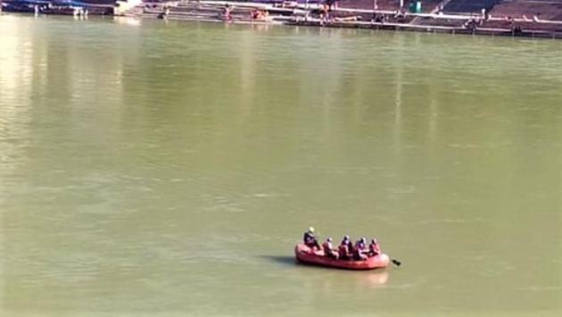 A rafting boat plying on Ganga in Rishikesh-Haridwar stretch.(HT Photo)