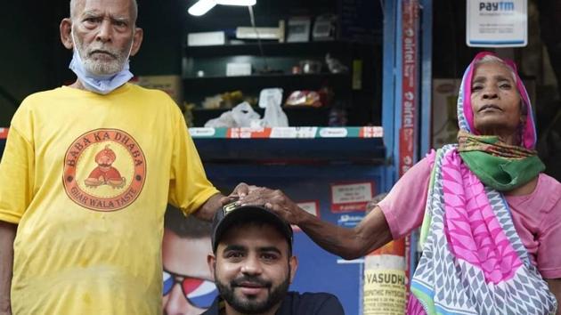 Gaurav Wasan (centre) with Baba ka Dhaba owners. The blogger says he has not kept any money that was been sent as donation for the elderly couple.(Photo: Instagram)