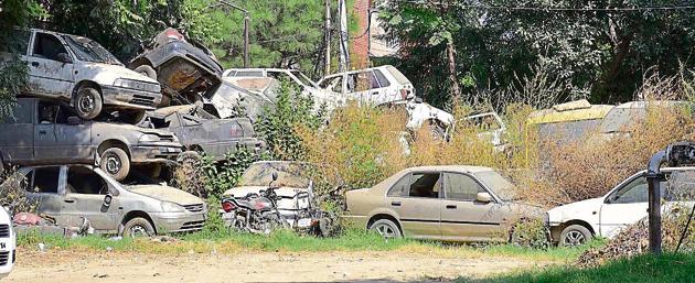 Hundreds of vehicles are dumped at 28 police stations in the city and in the police lines compound.(Gurpreet Singh/HT)