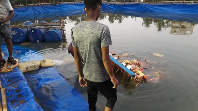 A Durga idol being immersed in an artificial pond in Kolkata to reduce water pollution.(HT PHOTO)