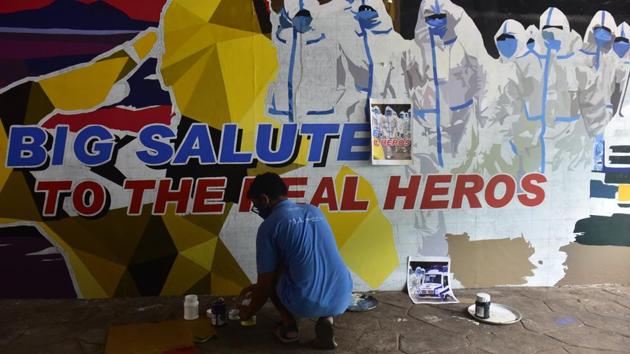 An artist paints a wall outside Dadar Station as a mark of tribute to the Covid-19 frontline workers in Mumbai on October 22. Maharashtra’s current Covid-19 tally stands at 131,544 active cases and 43,463 deaths. (Anshuman Poyrekar / HT Photo)