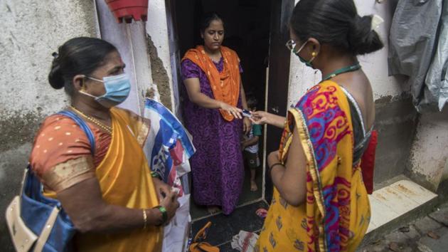 A health worker conducts a routine check-up during a door-to-door screening at Rahul Nagar in Mumbai on October 23. The 3,645 new cases and 84 fatalities recorded on October 26 are the lowest figures reported since June. On June 23, the state saw 3,214 cases and on June 16, there were 81 deaths. (Pratik Chorge / HT Photo)