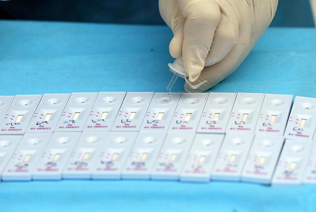 A health worker works with test slides for coronavirus testing at a government office, at Minto Road in New Delhi. (Raj K Raj/HT PHOTO) A health worker works with test slides for coronavirus testing at a government office, at Minto Road in New Delhi. (Raj K Raj/HT PHOTO)