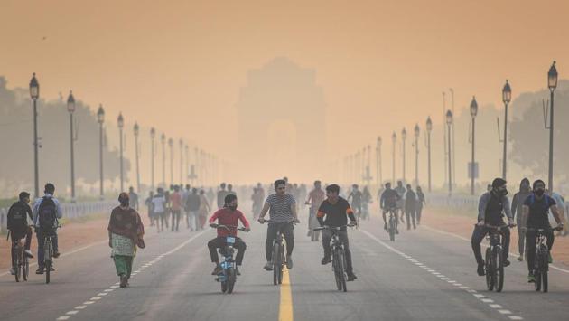 Early morning cyclists and walkers at India Gate on a smoggy day in New Delhi on October 25. India’s Covid-19 Case Fatality Rate (CFR), the percentage of deaths among total cases of infection caused due to the coronavirus, has dropped to 1.50%, the lowest since March 22, the Union Health Ministry said on October 26. (Sanchit Khanna / HT Photo)