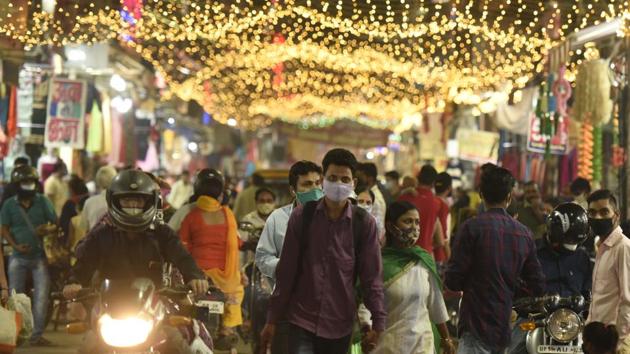 People out at Sadar Bazar market on the eve of Dussehra festival at Jacobpura in Gurugram on October 24. Recoveries in the last 24 hours rose by 63,842--way higher than new infections--to reach 7,201,070 or 90.23% of the total cases. (Parveen Kumar / HT Photo)