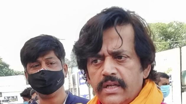 BJP MP and actor Ravi Kishan talks to media at Patna airport on Monday.(PTI)