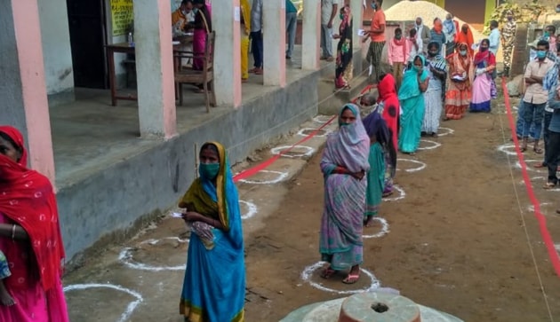 Women in a queue maintaining social distance under Covid guidelines outside a polling booth in Bihar on Wednesday.(Parwaz Khan/ HT PHOTO) Women in a queue maintaining social distance under Covid guidelines outside a polling booth in Bihar on Wednesday.(Parwaz Khan/ HT PHOTO)