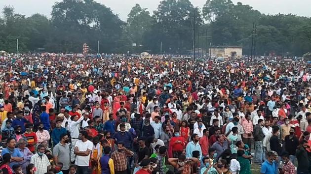The incident has shocked public health experts who criticized the local administration for allowing such a gathering at a time when the state is witnessing a sharp spike in Covid-19 cases.(HT PHOTO.) The incident has shocked public health experts who criticized the local administration for allowing such a gathering at a time when the state is witnessing a sharp spike in Covid-19 cases.(HT PHOTO.)