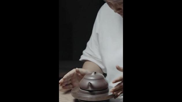 The image shows a traditional teapot.(Reddit/@sameerinamdar)
