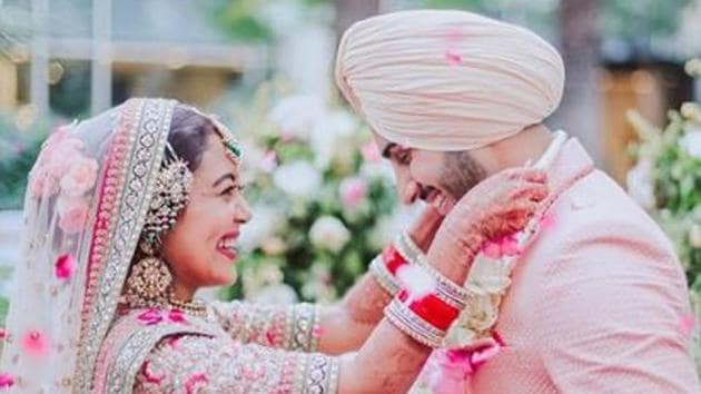 Rohanpreet Singh Shares Fresh Pics With His New Bride Neha Kakkar Declares His Love For Her Hindustan Times