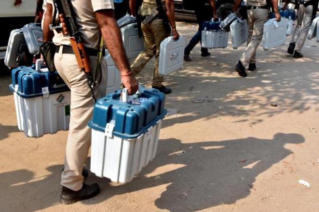Security personnel on election duty carry voting-related material along with EVMs ahead of the first phase of polling on October 27. In a clash in Gopalganj district ahead of the second phase on November 3, two separate first information reports have been registered at the Kuchaykot police station. (Parwaz Khan/HT Photo) Security personnel on election duty carry voting-related material along with EVMs ahead of the first phase of polling on October 27. In a clash in Gopalganj district ahead of the second phase on November 3, two separate first information reports have been registered at the Kuchaykot police station. (Parwaz Khan/HT Photo)
