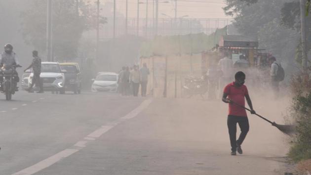 Lower temperatures expected over the next few days will also trap pollutants closer to the surface, experts said.(Arvind Yadav/HT PHOTO) Lower temperatures expected over the next few days will also trap pollutants closer to the surface, experts said.(Arvind Yadav/HT PHOTO)