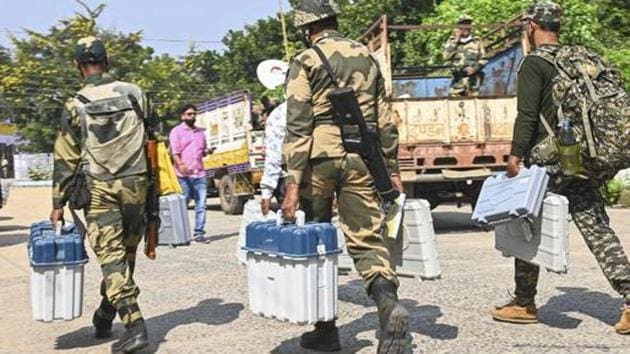 Security personnel carrying Electronic Voting Machines (EVMs) on their way to a polling booth on the eve of the first phase of Bihar Assembly Elections 2020.(PTI PHOTO.) Security personnel carrying Electronic Voting Machines (EVMs) on their way to a polling booth on the eve of the first phase of Bihar Assembly Elections 2020.(PTI PHOTO.)