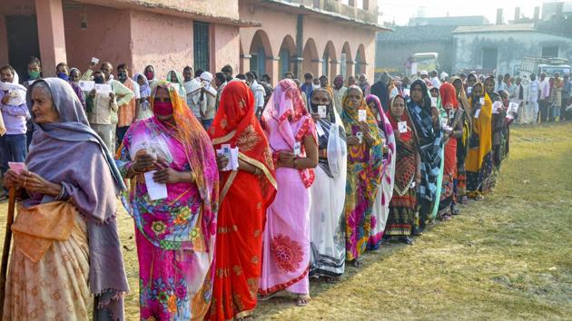 Voters stand in queues at a polling booth to cast their votes for the first phase of Bihar Assembly Election.(PTI) Voters stand in queues at a polling booth to cast their votes for the first phase of Bihar Assembly Election.(PTI)