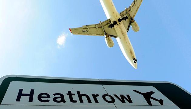 An aircraft comes in to land at Heathrow Airport in west London .(Reuters)