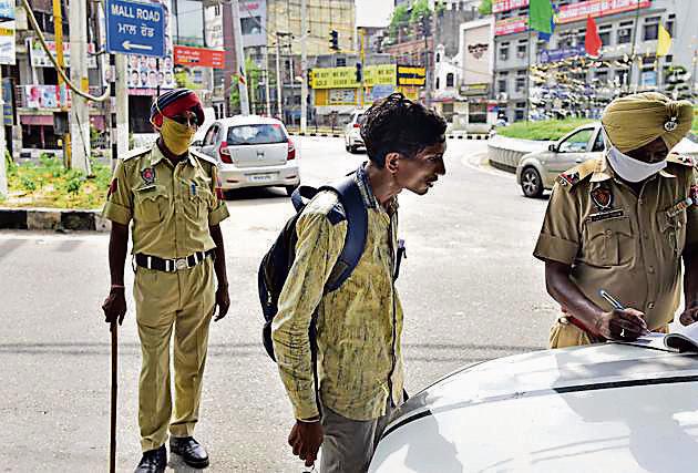 A violator being challaned in Ludhiana on Wednesday. (HT photo) A violator being challaned in Ludhiana on Wednesday. (HT photo)