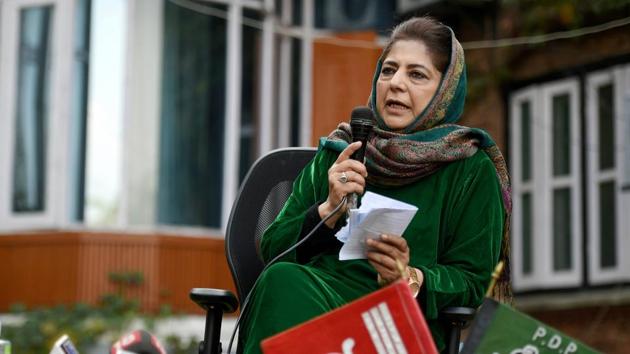 Peoples Democratic Party (PDP) president Mehbooba Mufti severely criticised the NIA raid at Kashmir’s newspaper office on Wednesday(PTI)