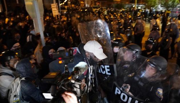 Hundreds of demonstrators had a face-off with the police in West Philadelphia over the death of Walter Wallace, a Black man who was killed by police in Philadelphia on Monday. Police shot and killed the 27-year-old on a Philadelphia street after yelling at him to drop his knife. (AP Photo/Matt Slocum) Hundreds of demonstrators had a face-off with the police in West Philadelphia over the death of Walter Wallace, a Black man who was killed by police in Philadelphia on Monday. Police shot and killed the 27-year-old on a Philadelphia street after yelling at him to drop his knife. (AP Photo/Matt Slocum)