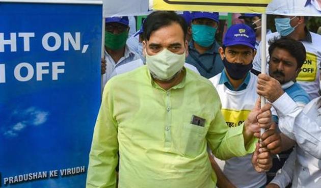 Delhi Environment Minister Gopal Rai along with Civil Defence volunteers during campaign 'Red Light On, Gaadi Off'(PTI) Delhi Environment Minister Gopal Rai along with Civil Defence volunteers during campaign 'Red Light On, Gaadi Off'(PTI)