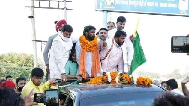History-sheeter Ramesh Lohar (extreme right) with BJP candidate Yogeshwar Dutt and others while canvassing at Mirzapur Kheri village, nearly 15km from sub-district headquarters Gohana on Wednesday evening. (HT Photo) History-sheeter Ramesh Lohar (extreme right) with BJP candidate Yogeshwar Dutt and others while canvassing at Mirzapur Kheri village, nearly 15km from sub-district headquarters Gohana on Wednesday evening. (HT Photo)