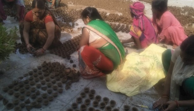 Women at Lucknow’s Kanha Upavan – a cow shelter maintained by Lucknow Municipal Corporation (LMC) – making cow dung diyas.(HT PHOTO)