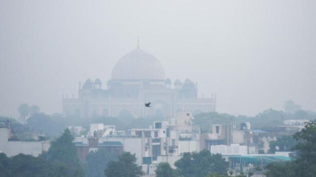 Humayun's Tomb engulfed in a thick layer of haze in the morning on Friday.(Amal KS/HT PHOTO)