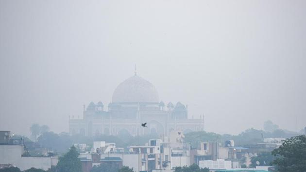 Delhi’s Humayun's Tomb engulfed in a thick layer of haze.(Amal KS/HT Photo)
