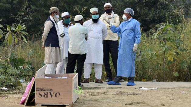 A worker in a PPE kit and family members of a person who died of Covid-19, at Jadid Qabristan Ahle- Islam graveyard, near ITO, New Delhi on October 27. The 4,853 cases reported a day earlier on October 27 were the highest yet in the capital. Prior to that, 4,473 new cases reported on September 16 had been the highest number of cases in the city during the second surge. (Sanjeev Verma / HT PHOTO) A worker in a PPE kit and family members of a person who died of Covid-19, at Jadid Qabristan Ahle- Islam graveyard, near ITO, New Delhi on October 27. The 4,853 cases reported a day earlier on October 27 were the highest yet in the capital. Prior to that, 4,473 new cases reported on September 16 had been the highest number of cases in the city during the second surge. (Sanjeev Verma / HT PHOTO)