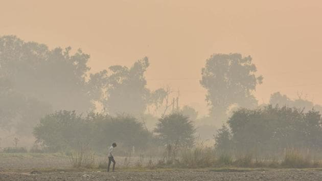 As the city also battles its annual air pollution crisis, the surge in the positivity rate occurred for the first time since the first week of September when Delhi was conducting only about 20,000 tests a day. (Sanchit Khanna/HT PHOTO) As the city also battles its annual air pollution crisis, the surge in the positivity rate occurred for the first time since the first week of September when Delhi was conducting only about 20,000 tests a day. (Sanchit Khanna/HT PHOTO)