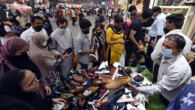 People seen violating social distancing norms in a marketplace in New Delhi on October 28. Prime Minister Narendra Modi has warned the population in recent speeches that they are being “careless” in giving up social distancing and other precautions. (Sanjeev Verma / HT Photo)