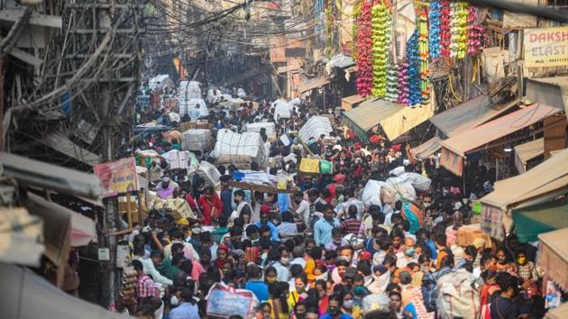 A view of the crowded marketplace as people flout social distancing due to festive season, at Sadar Bazar, in New Delhi, India, on Wednesday.(Amal KS/HT PHOTO)