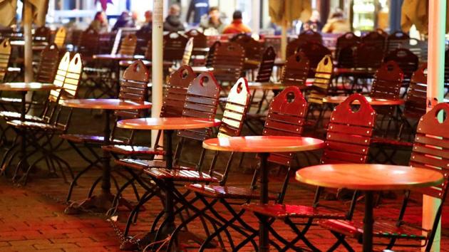 Empty tables of a restaurant are pictured as the coronavirus disease (Covid-19) outbreak continues, in Berlin's Mitte district, Germany on October 28, 2020.(Reuters Photo)