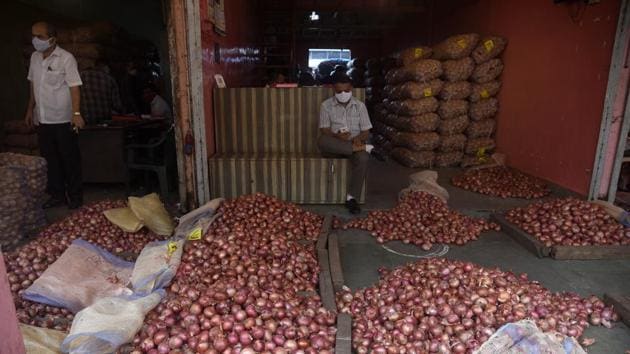 Traders wait for customers at APMC Onion Potato Market Vashi, after steep increase in onion prices in Navi Mumbai on October 23, 2020.(Bachchan Kumar/HT File Photo)