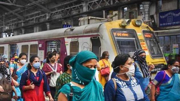 Women passengers deboard a local train in Mumbai.(PTI) Women passengers deboard a local train in Mumbai.(PTI)