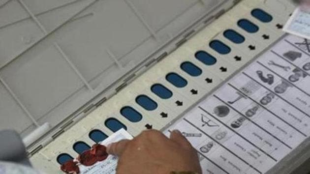 It said that ballot and EVM without political party symbol have many benefits as it will help electors to vote and support intelligent, diligent, and honest candidates.(HT photo) It said that ballot and EVM without political party symbol have many benefits as it will help electors to vote and support intelligent, diligent, and honest candidates.(HT photo)