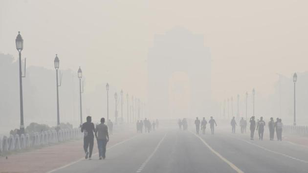 Morning walkers at India Gate despite rising air pollution in New Delhi on Thursday.(Arvind Yadav/HT PHOTO) Morning walkers at India Gate despite rising air pollution in New Delhi on Thursday.(Arvind Yadav/HT PHOTO)