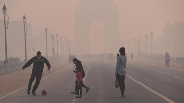 A family enjoys their visit to India Gate despite rising air pollution in New Delhi on Thursday.(Arvind Yadav/HT Photo) A family enjoys their visit to India Gate despite rising air pollution in New Delhi on Thursday.(Arvind Yadav/HT Photo)